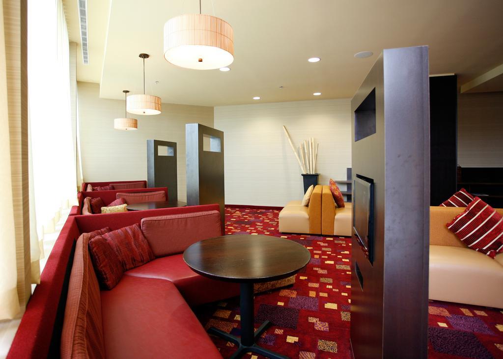 Holiday Inn Fitchburg-Waterpark 外观 照片