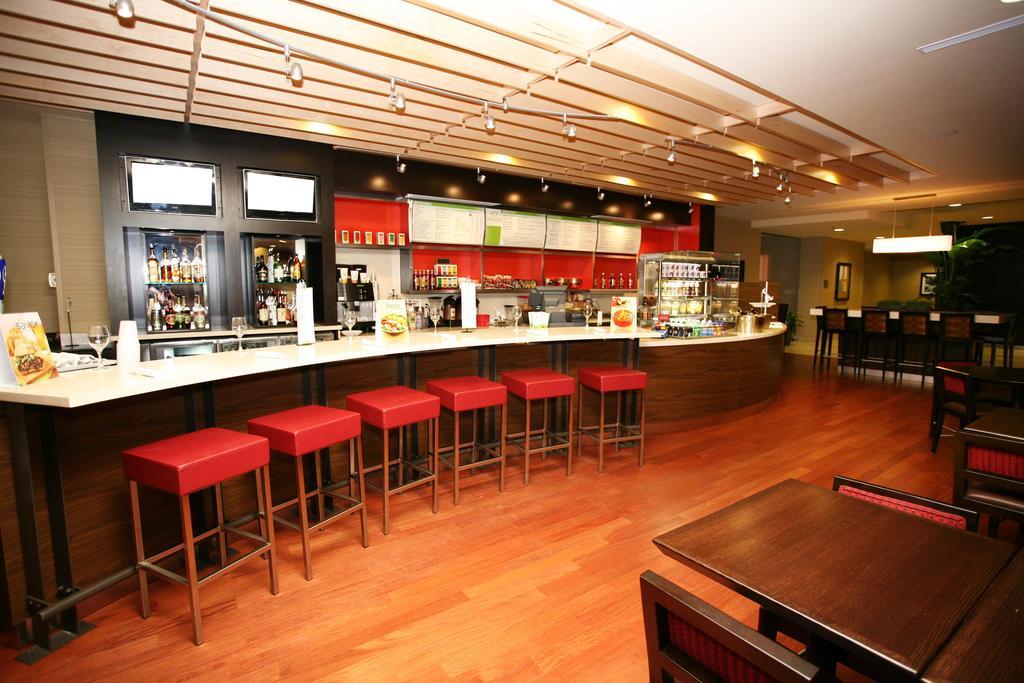 Holiday Inn Fitchburg-Waterpark 外观 照片